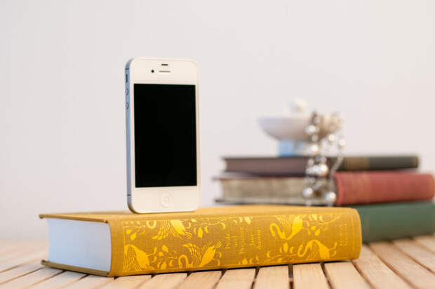 2. Зарядка и подставка для телефона/планшета изобретения, книги, чтение