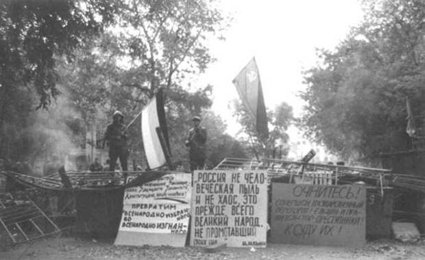 21 сентября 1993 Ельцин, при поддержке США, совершил государственный вооружённый переворот в России