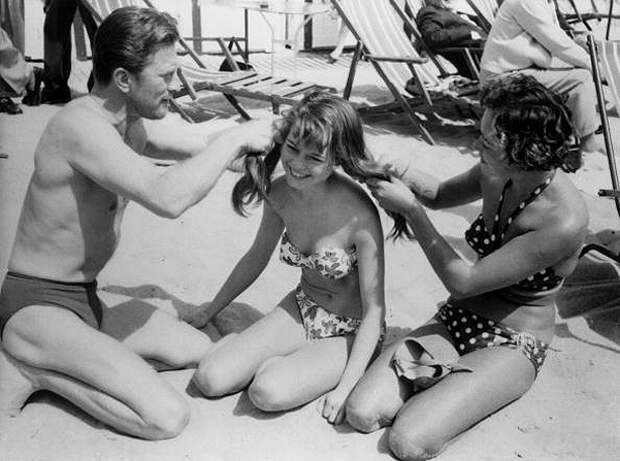 Кирк Дуглас заплетает косички Брижитт Бардо (1953)