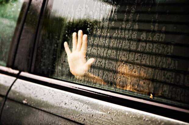 ATNC9G Hand at car window