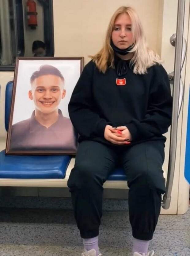девушка с портретом