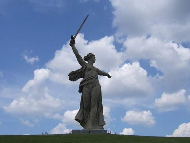 Монумент скульптура "Родина-мать" в Волгограде