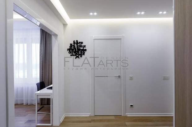 Дизайн интерьера однокомнатной квартиры, белая прихожая, белые двери в интерьере