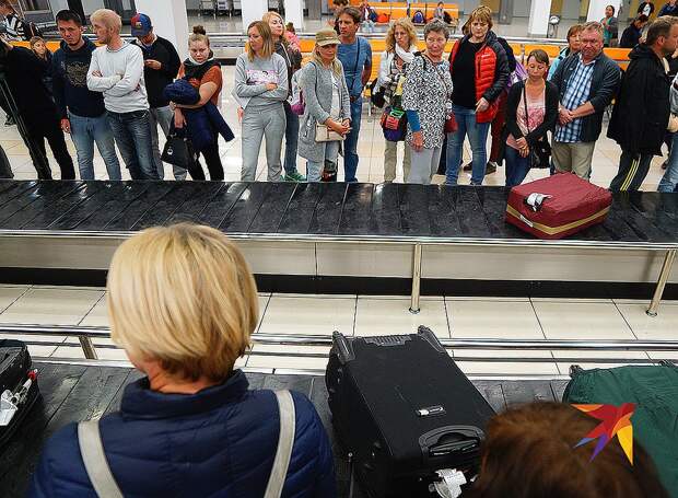 Пассажиры в ожидании багажа в зоне прилета. Фото: Алексей БУЛАТОВ