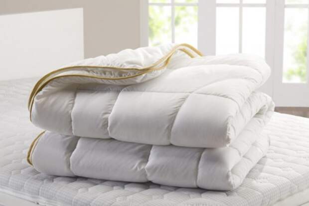 Стирайте одеяло раз в 3 месяца в машинке или руками / Фото: moiposteli.ru