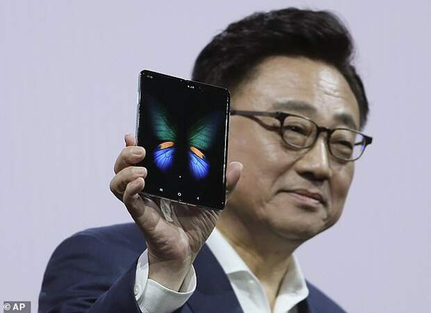 Смартфоны-раскладушки от Samsung ломаются на второй день, говорят покупатели