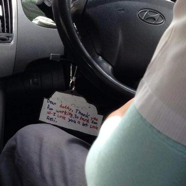 2. Записка на руле у таксиста люди, фото