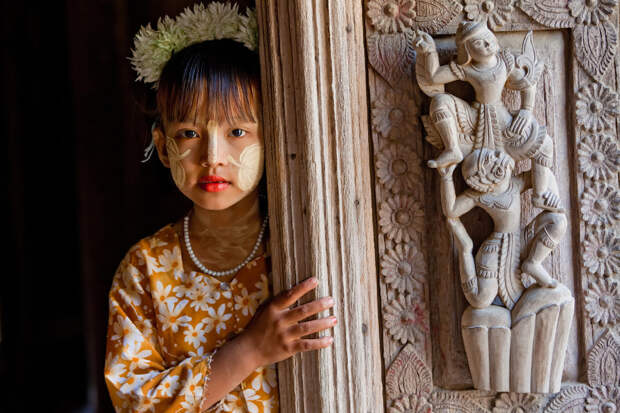 Храм и девушка в Мьянме