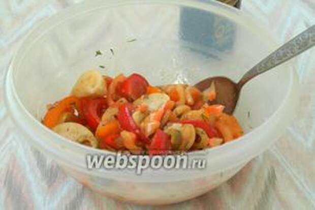 Смешать заправку с овощами.