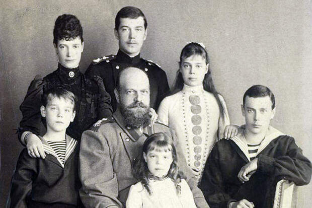 Мария Федоровна с семьей