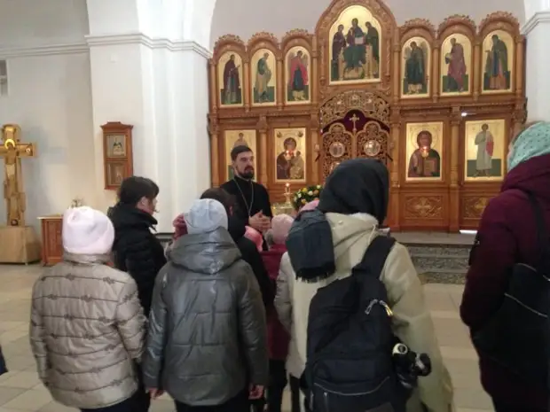 Иерей Артемий Васин рассказал об истории происхождения храма, его внутреннем устройстве и убранстве, об особо почитаемых икон...