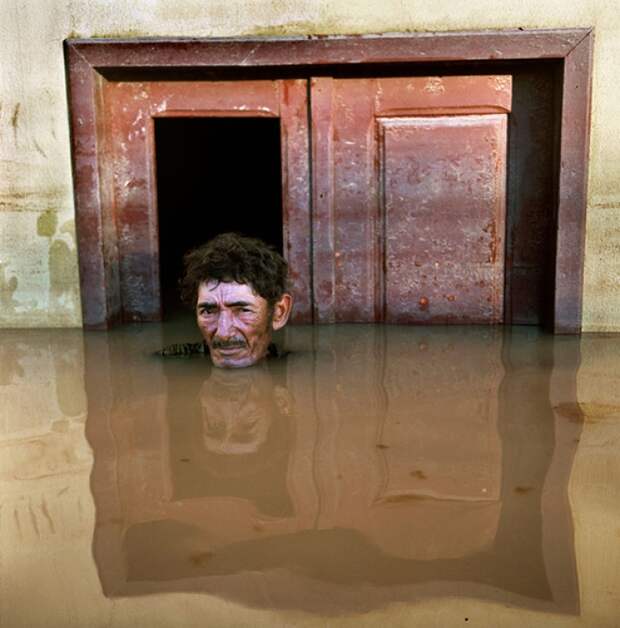 Шокирующие фото людей в затопленных домах