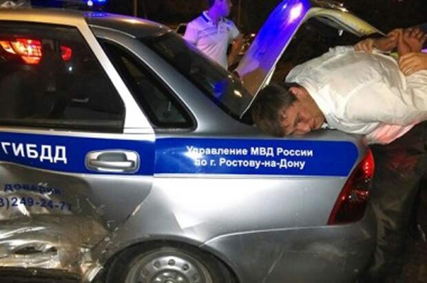 В Ростове-на-Дону пьяный водитель сбил трех инспекторов ДПС