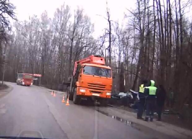 В Туле водитель легковушки на скорости врезался в дерево и погиб