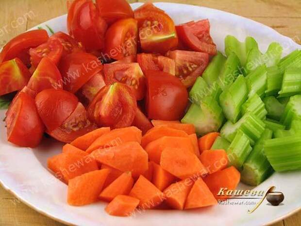 Морковь, помидоры и черешковый сельдерей для рагу