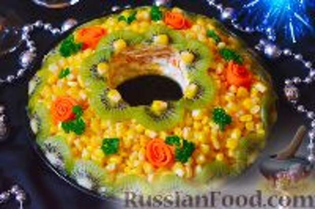 Фото к рецепту: Праздничный салат с курицей, кукурузой и киви