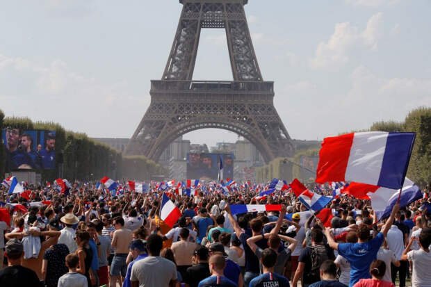 Французы смотрят футбольный у Эйфелевой башни