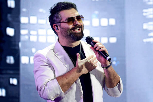 Певцу Алексею Чумакову исполнилось 45 лет