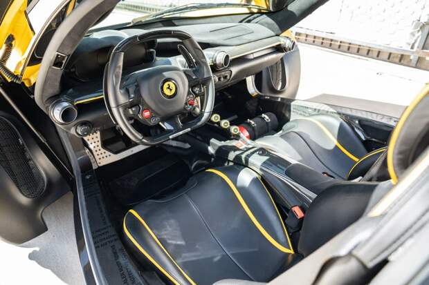 Ferrari LaFerrari, окрашенный уникальной краской Giallo Triplo Strato