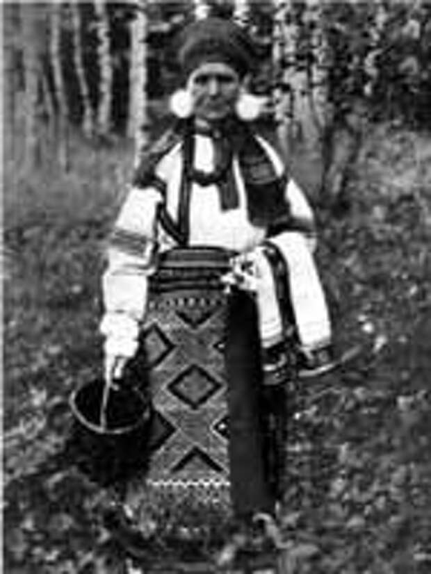 Женщина в праздничном костюме Касимовского уезда (с. Парахино). Конец XIX-начало XX в. Из книги «Русский народный костюм». ГИМ, 1989 г.