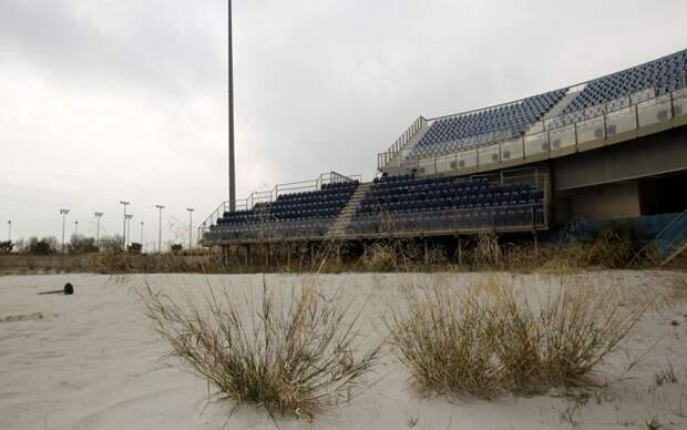 Стадион для пляжного волейбола в спортивном комплексе совсем зарос травой (Афины).