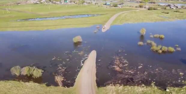 Поселок в ХМАО рискует остаться в паводок без единственной дороги из-за бездействия нефтяников