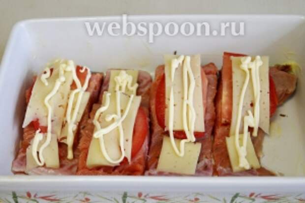 Полить хорошим майонезом.