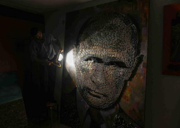 Украинская художница делает портрет Путина из патронов