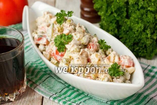 Фото Салат «Боярский» с куриным мясом, овощами и орехами
