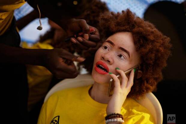 Альбиносы не побоялись собраться на конкурсе красоты в Африке