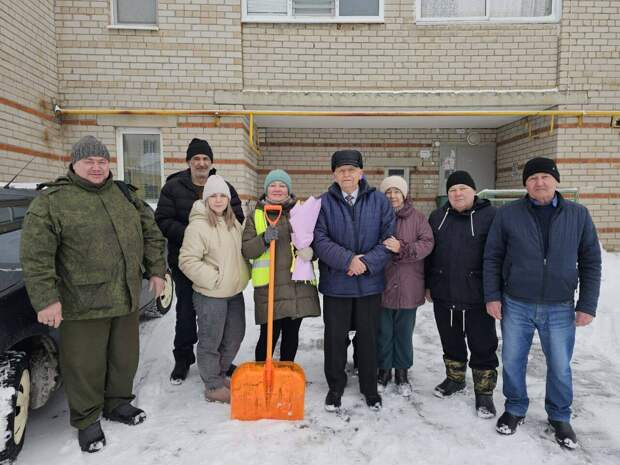 Жители одного из дворов Бугульмы поздравили своего дворника с 8 Марта