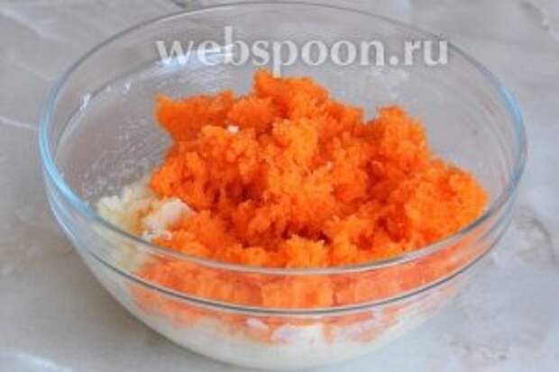 Добавляем к маслу морковку.