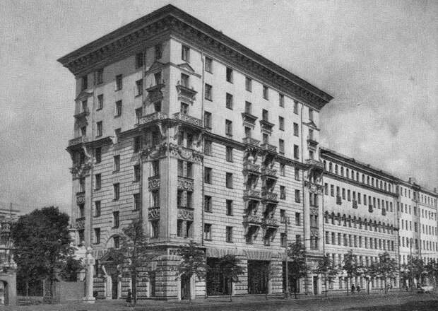 Сталинский ампир ушел в прошлое с принятием постановления ЦК КПСС 1955 года о борьбе с излишествами и украшательством