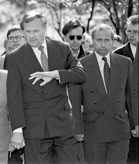 ВЛАДИМИР ПУТИН, ТОГДА ЗАМЕСТИТЕЛЬ МЭРА В САНКТ-ПЕТЕРБУРГЕ, С ТОГДАШНИМ МЭРОМ АНАТОЛИЕМ СОБЧАКОМ В 1994 ГОДУ ВЛАДИМИР ПУТИН, ТОГДА ЗАМЕСТИТЕЛЬ МЭРА В САНКТ-ПЕТЕРБУРГЕ, С ТОГДАШНИМ МЭРОМ АНАТОЛИЕМ СОБЧАКОМ В 1994 ГОДУ