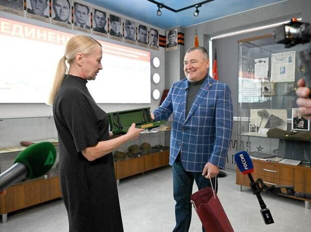 Валерий Сухих подарил музею Марковской школы чёрный нож