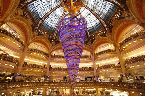 25-метровая ёлка «вверх ногами» украшает торговый центр «Галери Лафайет»
