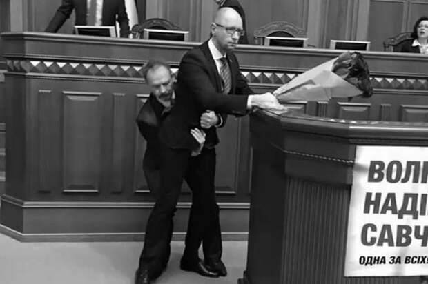 Годовой отчет Арсения Яценюка в Верховной раде не обошелся без скандалов и потасовок. Депутат от Блока Петра Порошенко Олег Барна добрался до самого премьера: он вручил ему букет роз с траурной ленточкой, а потом ухватил между ног в попытке вытолкать оратора с трибуны