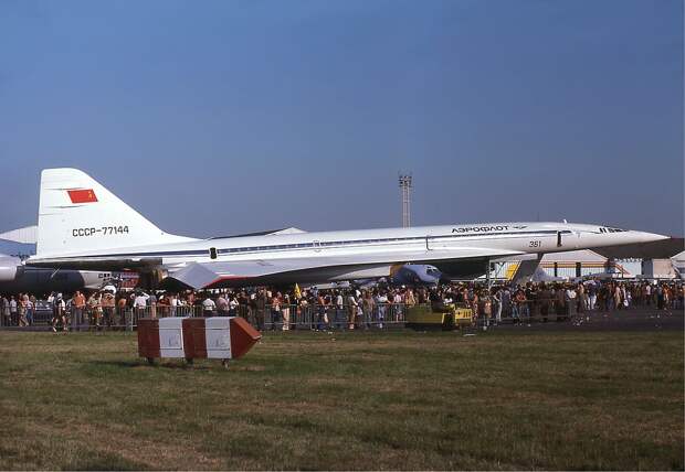Aeroflot Tu-144 at the Paris Air Show in 1975.jpg Aeroflot Tu-144 at the Paris Air Show in 1975.jpg