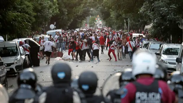 Нападение фанатов, слезоточивый газ и ранения футболистов: что известно об инциденте с автобусом «Бока Хуниорс»