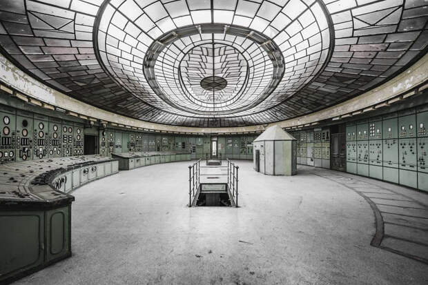 ЗАброшенные здания в фотографиях Саймона Йонга