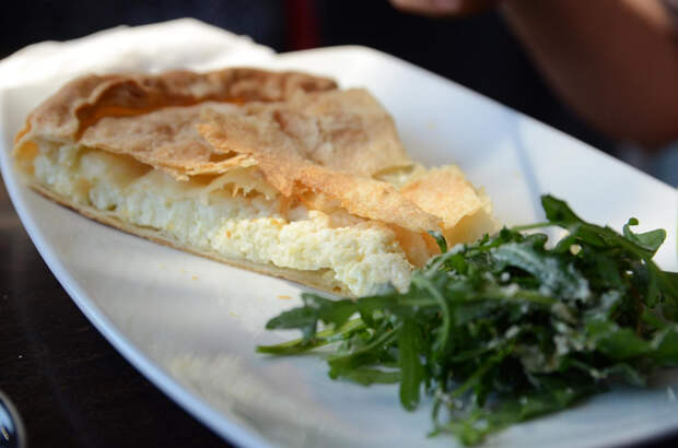 Тиропита — пирог из слоёного теста с начинкой сыра фета. (Alpha)