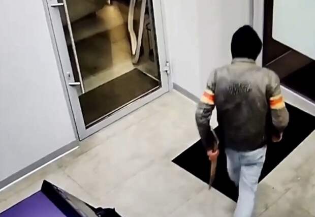 Полиция Москвы задержала иностранца, пытавшегося ледорубом вскрыть банкомат