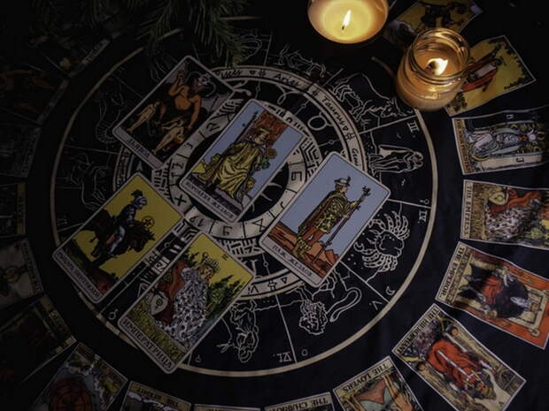 Раков ждут резкие перемены в работе, а Козерогов — судьбоносный шаг: таро-расклад для всех знаков Зодиака на 2026 год