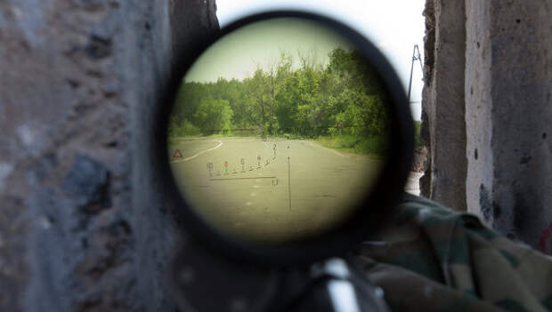 Вид сквозь снайперскую винтовку с блокпоста на дороге между Харьковом и Славянском, архивное фото