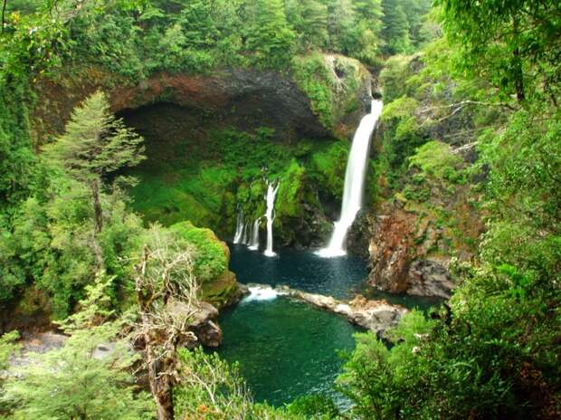 Необычный отель-водопад в заповеднике Уило-Уило, Чили. Фото