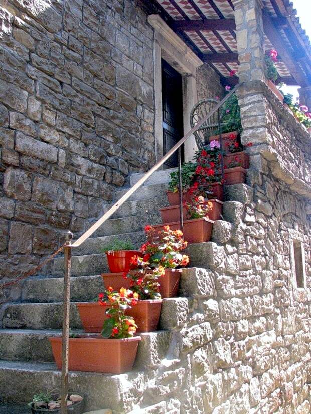 Лестница с цветами. Средневековый Грожнян.