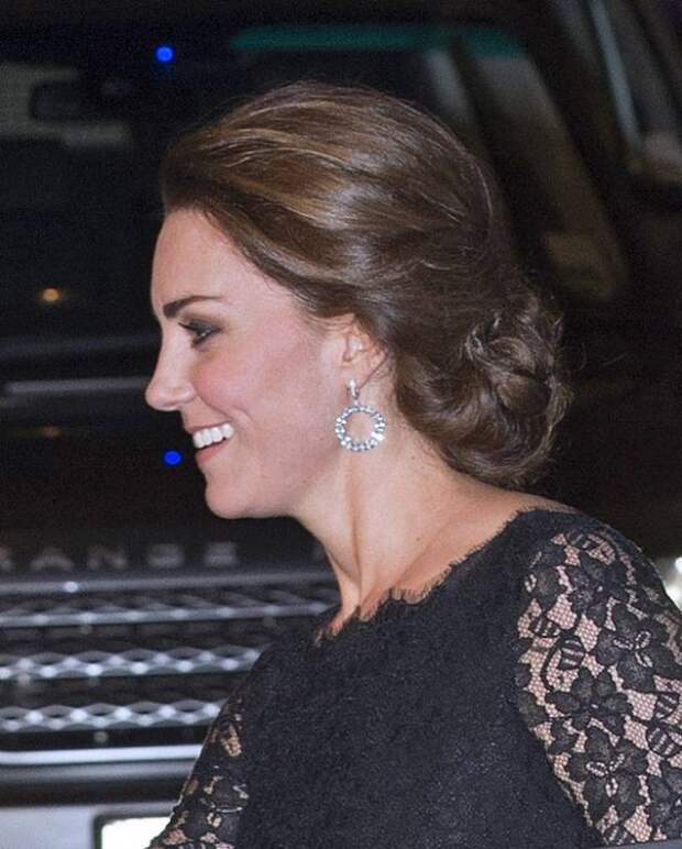 Kate Middleton Little Baby Bump In Lace Dress Diane Von Furstenberg