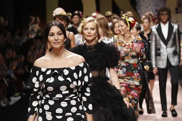 Моника Белуччи, Карла Бруни и мама Илона Маска: Новую коллекцию Dolce & Gabbana на Миланской Неделе моде показали модели за 50 и толстушки