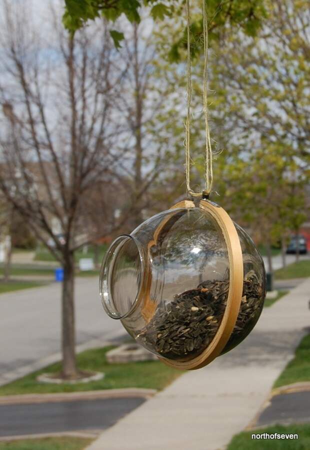 Кормушка из светильника и пялец (Diy) Кормушка из светильника и пялец (Diy)