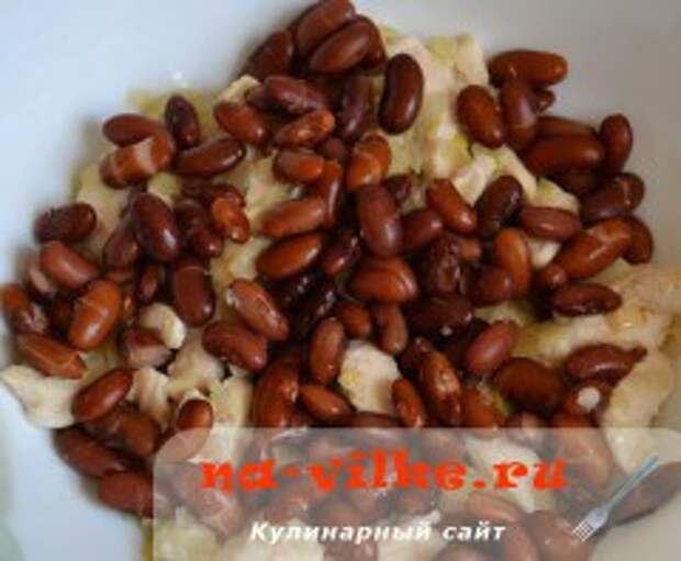 Салат с фасолью и куриным филе